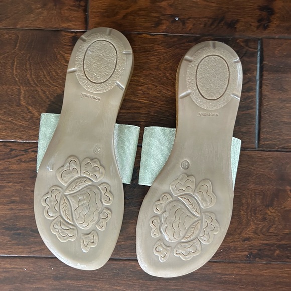 Andre Assous metallic featherweight sandals size 9 - Picture 2 of 2